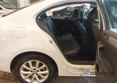 2014 Volkswagen Jetta 1.8T Se z USA, uszkodzony, nr VIN 3VWD17AJ4EM302701